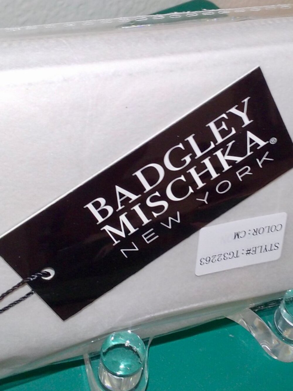 Badgley Mischka NY Long Wristlet White Floral Faux Leather Gold Tone Zipper NWT